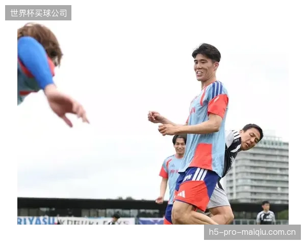 板仓滉与富安健洋将面临瑞典高中锋伊萨克的持续冲击，犯规时机选择极为关键。